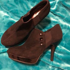 Black ankle pumps